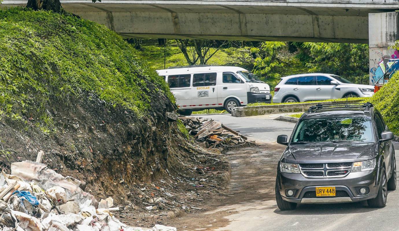 75. ¡Qué pena tanta basura!: la denuncia del momento era por las vías y aceras en Medellín que se convirtieron en botaderos de basura. / FOTO: JAIME PÉREZ.