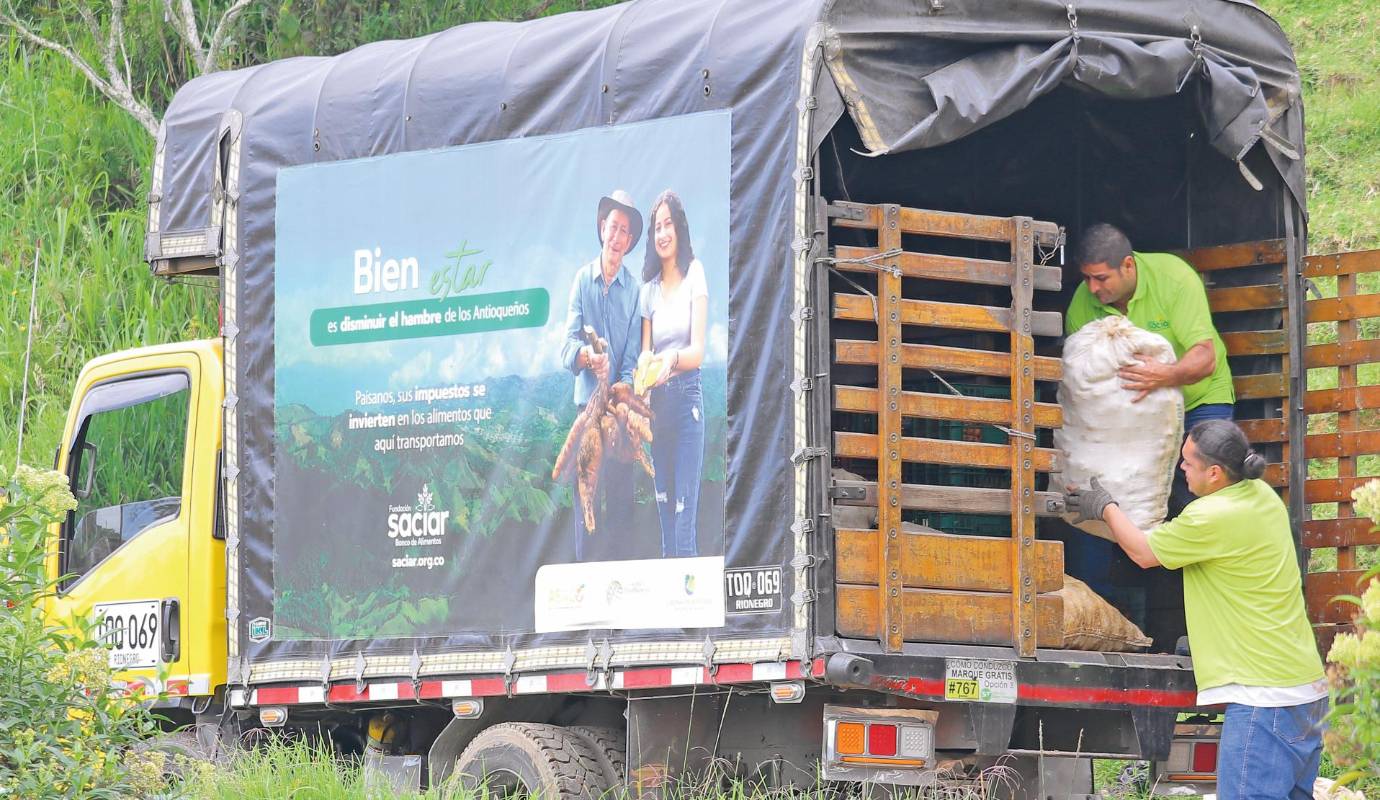 Con los Bancos de Alimentos de Colombia, en los últimos meses se entregaron más de 4.600 paquetes alimentarios a niñas y niños en pobreza, con riesgo de desnutrición. Además, se han rescatado 295 toneladas de alimentos que van desde el campo a comedores comunitarios, centros de adulto mayor, templos y fundaciones.