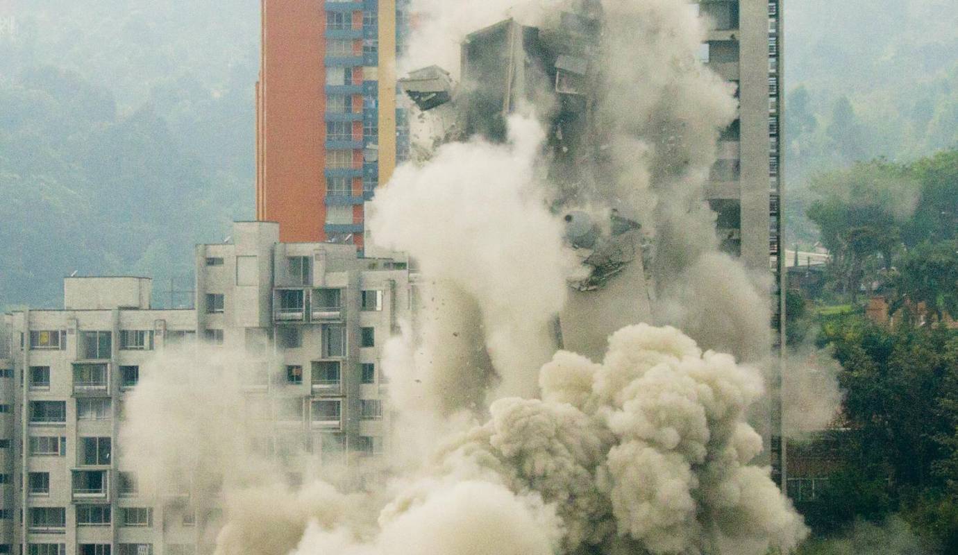 35. Adiós al Space: a las 9:00 a.m. del 23 de septiembre se realizó la demolición total del conjunto residencial Space, en El Poblado. / FOTO: ESTEBAN VANEGAS.