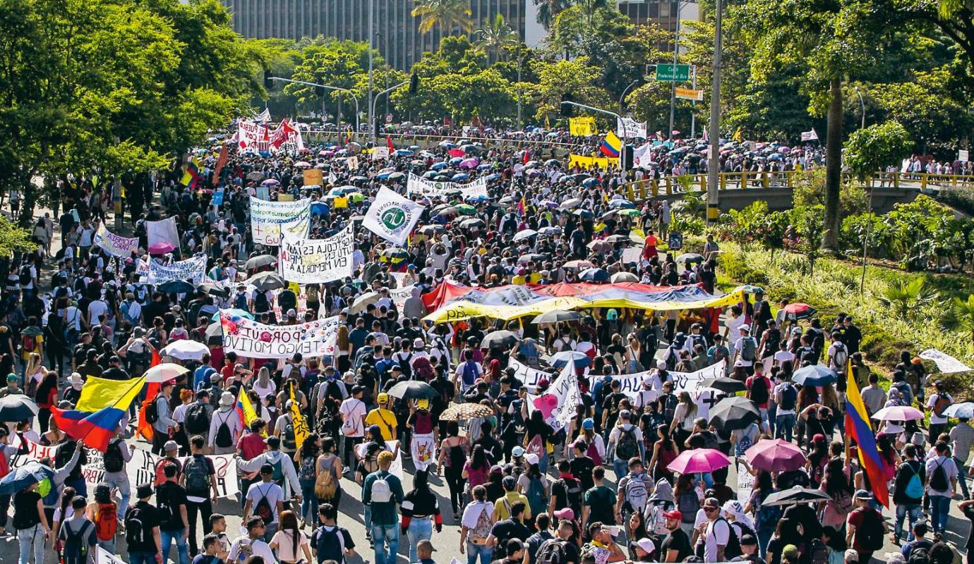 73. Mucha gente en la marcha: Medellín vivió una gran jornada de protesta, con 5 puntos de concentración, y no hubo hechos que lamentar. / FOTO: JULIO CÉSAR HERRERA.