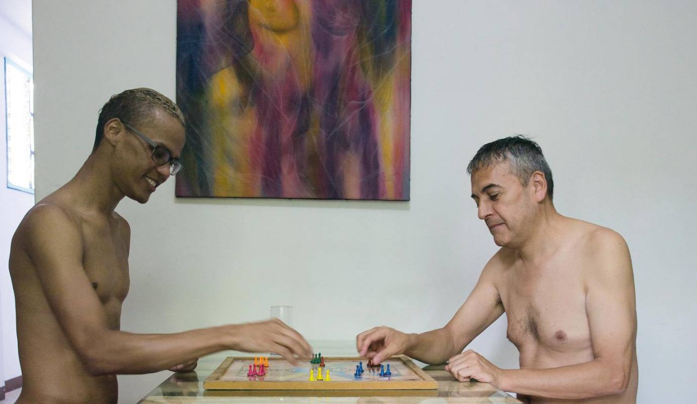 60. Desnudos y felices: en un apartamento del centro de Medellín conviven 3 personas que hacen actividades como cualquier mortal en el mundo, aunque con una condición: todo el tiempo lo pasan como Dios los trajo al mundo. / FOTO: EDWIN BUSTAMANTE. 