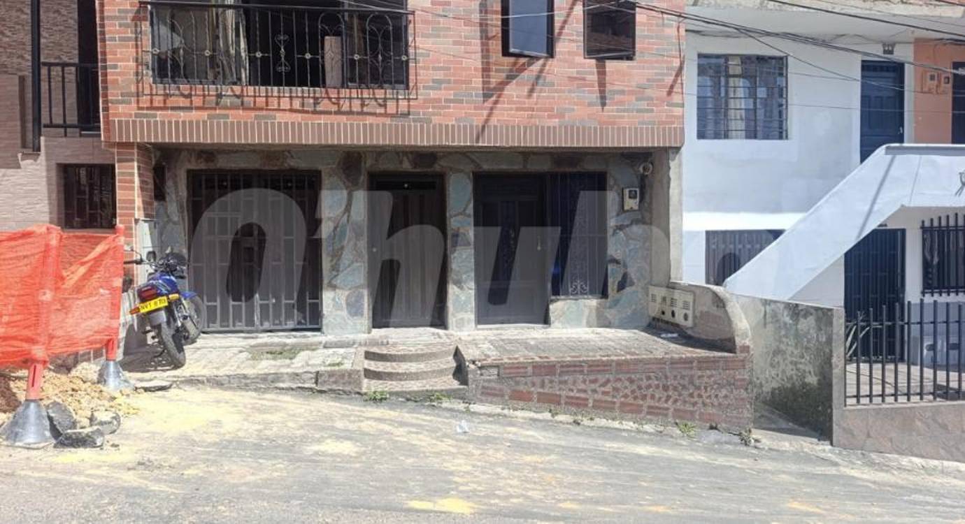 Esta es la vivienda (primer piso) donde encontraron muerto a Rubén Ángel Pérez Builes, ubicada en la carrera 65 AA N.° 103 D-07, barrio Belalcázar, comuna 5 (Castilla). FOTO: ALEJANDRA MORALES