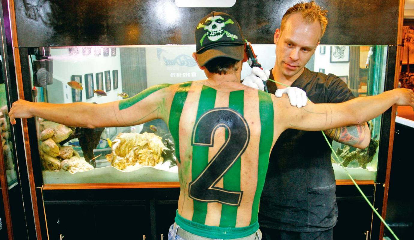 11. Amor por el Verde: Felipe Álvarez decidió tatuarse en su torso la camiseta de Nacional. / FOTO: ESTEBAN VANEGAS.
