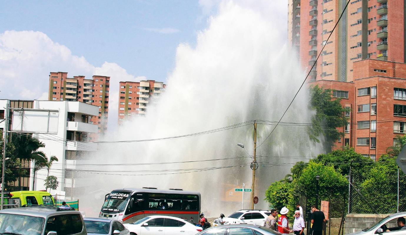 46. Un muro de agua que sorprendió a más de uno: la rotura de un tubo madre, en El Poblado, permitió que este chorro de agua alcanzara la altura de un edificio de 8 pisos./ FOTO: RÓBINSON SÁENZ.