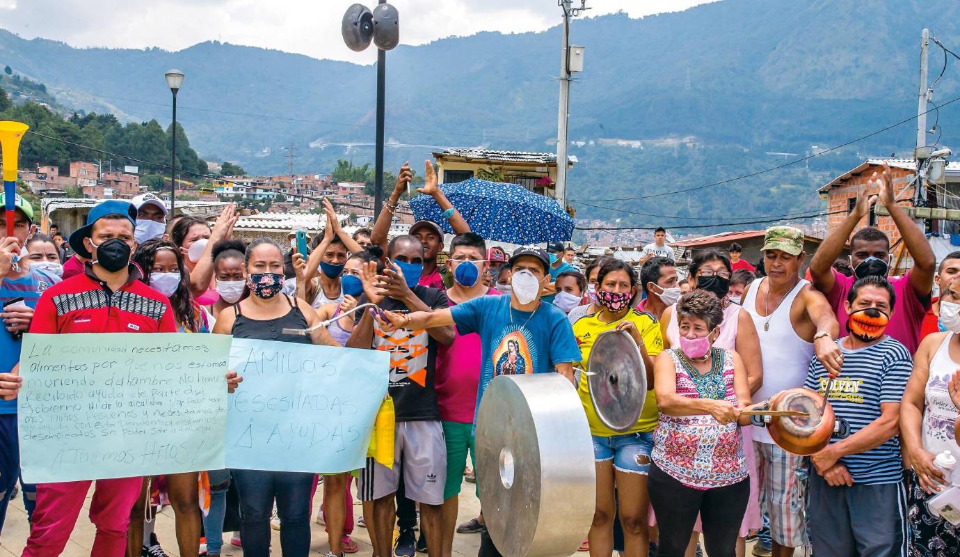 80. Protesta por falta de ayuda: En varios barrios de Medellín sus habitantes protestaron por la falta de ayudas por parte del Estado. El Covid no daba tregua. / FOTO: JUAN ANTONIO SÁNCHEZ.