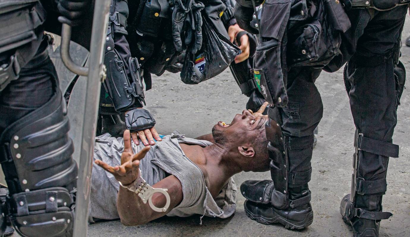 76. Premio mundial para Q’HUBO: nuestro fotógrafo Santiago Mesa fue el ganador en los premios Sony World Fotography, con la imagen que Q’HUBO publicó de los enfrentamientos entre policía y vendedores informales. / FOTO: SANTIAGO MESA.