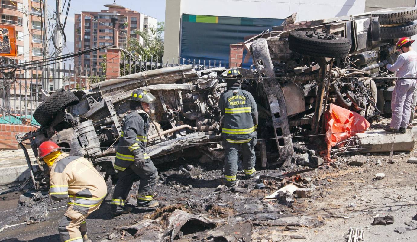 45. Volqueta sin frenos: en El Poblado, una volqueta sin frenos se llevó una retro, 4 vehículos, 4 motos y causó un incendio. Una persona falleció. / FOTO: EDWIN BUSTAMANTE.