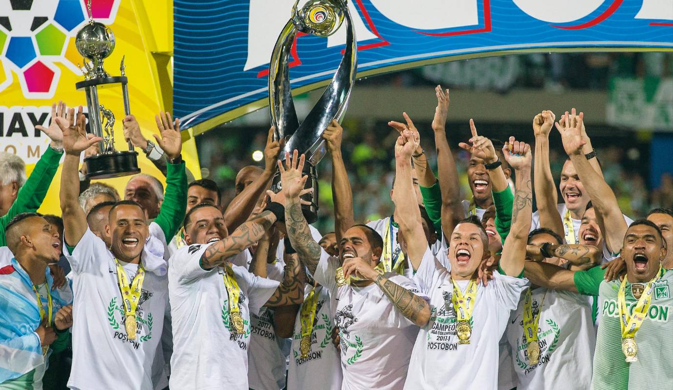 55. Remontada verde pa la 16: Nacional se recuperó de una derrota 0-2 en el partido de ida, para conseguir su estrella 16. En el duelo de vuelta, jugado el 18 de junio en el Atanasio, goleó 5-1 al Deportivo Cali. / FOTO: RÓBINSON SÁENZ.