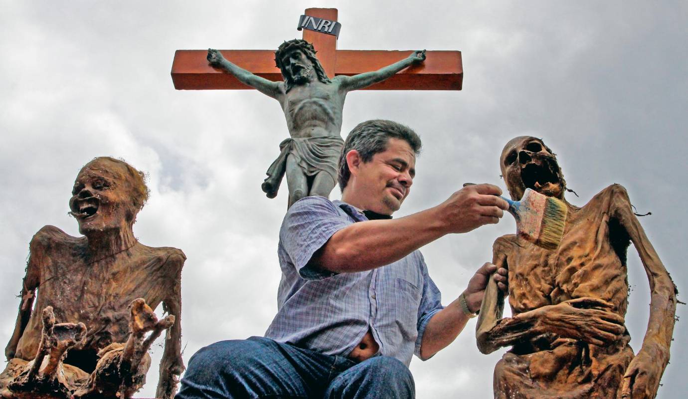 28. Momias son sus confidentes: Óscar Alirio, sepulturero en el cementerio de Caldas, posa orgulloso con Facundo y Rosendo, sus 2 momias que son sus confidentes. / FOTO: HENRY AGUDELO.