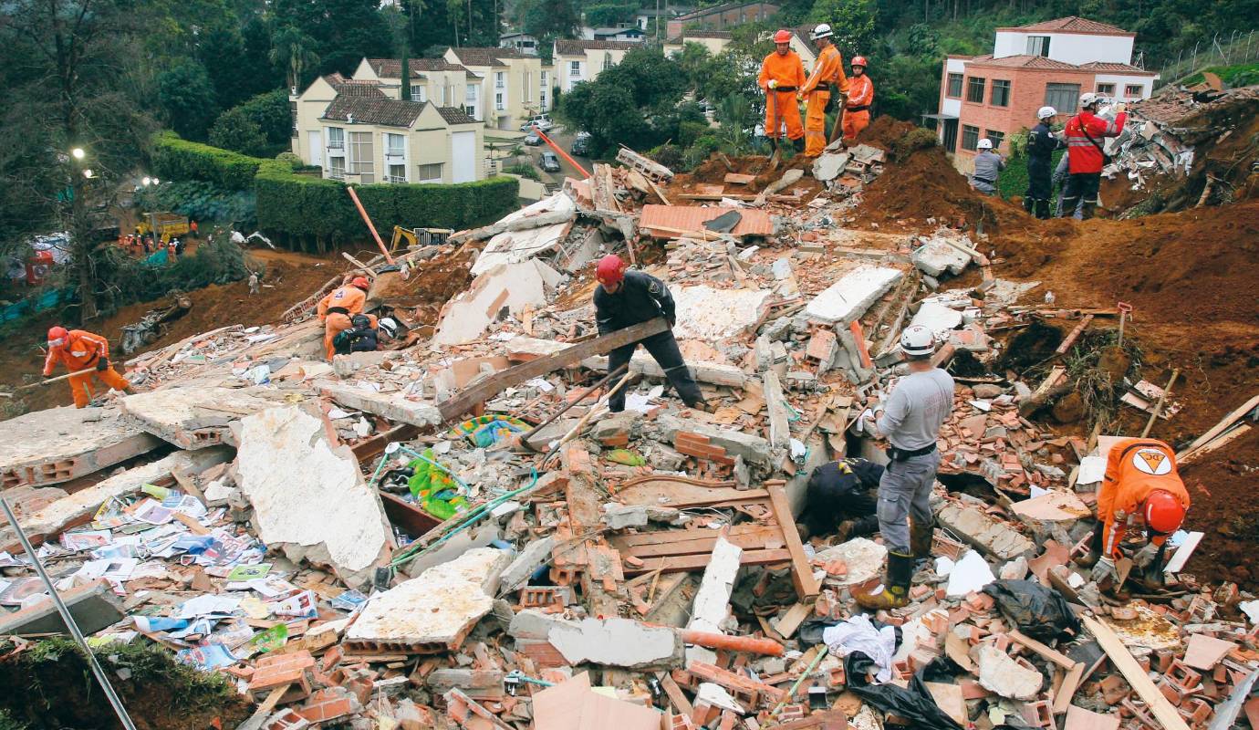 1. Tragedia en El Poblado: un deslizamiento de la montaña dejó a 12 personas muertas en la urbanización Alto Verde, de El Poblado. Ocurrió el lunes 17 de noviembre. / FOTO: HERNÁN VANEGAS