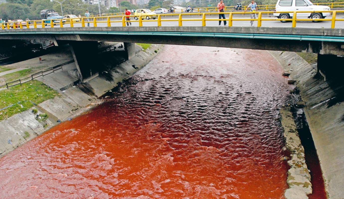 5. ¡Y el río cambió de color!: una sustancia vertida por desconocidos llevó a que el río Medellín tuviera un color rojizo. Ocurrió el 6 de octubre. / FOTO: HENRY AGUDELO