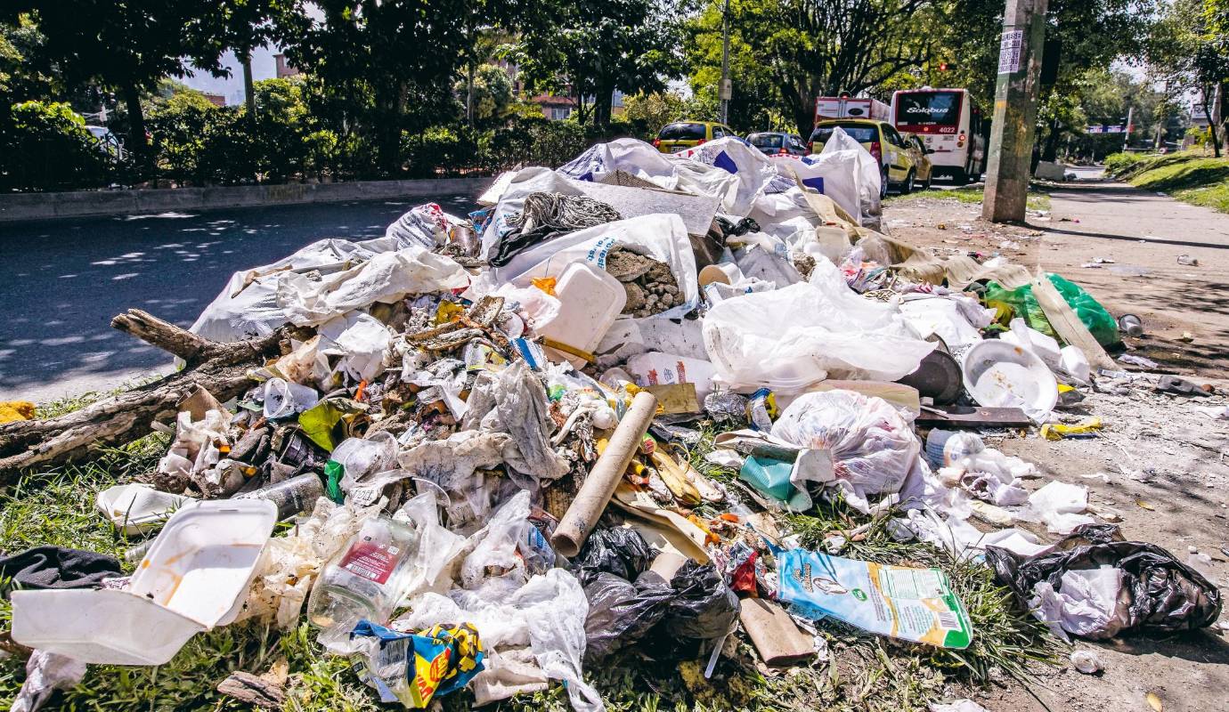 91. Cada vez más basura: y las basuras tiradas en las calles siguieron creciendo por todo Medellín. Al 22 de febrero se reportaron 331 puntos críticos. / FOTO: JAIME PÉREZ. 