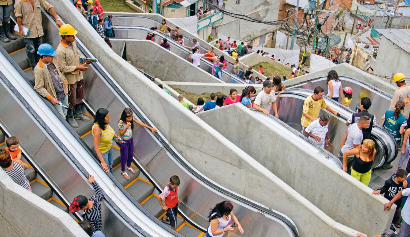 19. Un lujo de escaleras eléctricas: La comunidad del barrio Las Independencias, en la comuna 13, festejó, y con toda razón, la inauguración de sus escalera eléctricas. Ocurrió el 26 de diciembre. / FOTO: ESTEBAN VANEGAS.