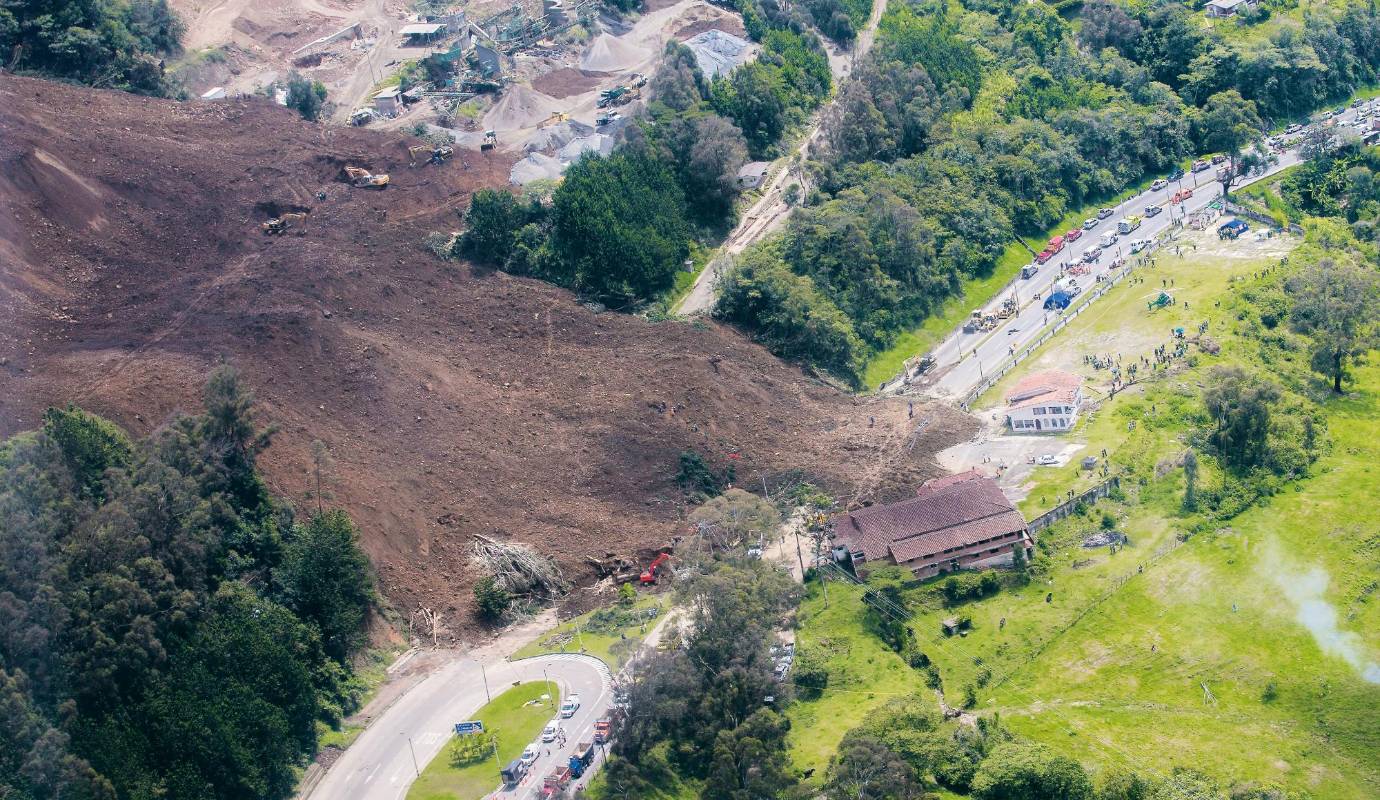 49. Se vino la montaña: un deslizamiento de tierra ocurrió en la autopista Medellín-Bogotá, en jurisdicción de Copacabana. 6 personas murieron en el hecho y 4 quedaron heridas. / FOTO: RÓBINSON SÁENZ.