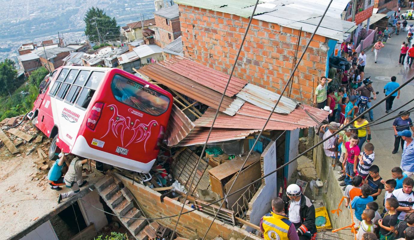 30. Quedó en la cocina: el accidente de un bus, que terminó en la cocina de una casa, dejó a 3 personas lesionadas. Ocurrió en el barrio Carpinelo el 26 de marzo. / FOTO: ESTEBAN VANEGAS.