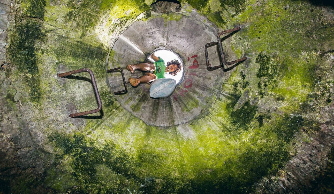 63. Vivir en la calle: Q’HUBO recorrió algunas zonas de Medellín donde los habitantes de calle se meten a los manjoles para bañarse con el agua que pasa por allí. / FOTO: JULIO CÉSAR HERRERA.