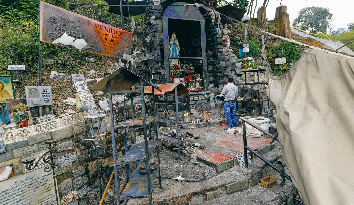 71. Casi se quema la Rosa Mística: un incendio provocado por las velas que dejan los feligreses por poco quema esta tradicional imagen religiosa de La Aguacatala. / FOTO: MANUEL SALDARRIAGA. 