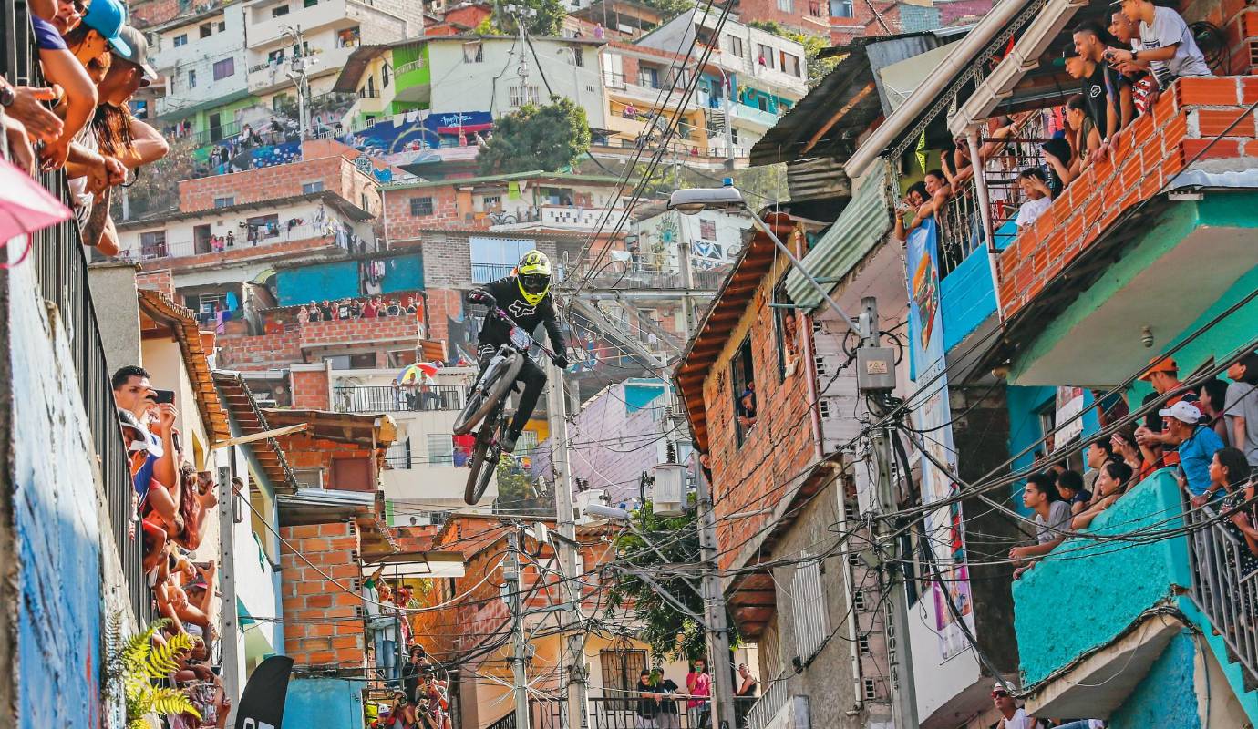 62. La 13 se llevó todos los elogios: 2274 metros de recorrido en San Javier le dieron a Medellín el reconocimiento a la carrera de ciclismo más larga del mundo en Downhill, una modalidad de este deporte. / FOTO: RÓBINSON SÁENZ.