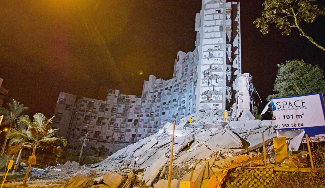 29. La tragedia de Space: el colapso de la torre 6 del edificio Space, en El Poblado, dejó 12 personas fallecidas. Ocurrió el 12 de octubre. / FOTO: ESTEBAN VANEGAS.