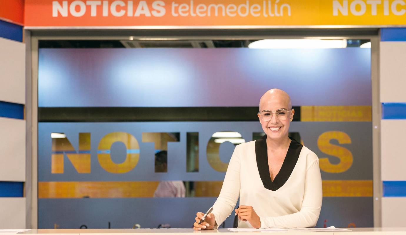 65. El gran ejemplo de Manuela: la presentadora Manuela Estévez no se dejó achicopalar por la esclerodermia, una enfermedad que ataca la piel. Para sanarse necesitó quimioterapias, que la dejaron sin cabello, pero con muchas ganas de salir adelante. / FOTO: CAMILO SUÁREZ.