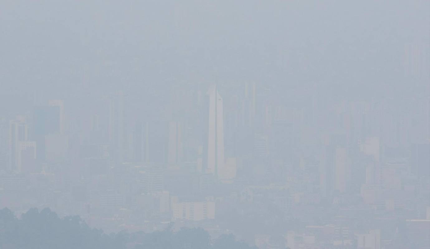 57. Créalo, ahí está el Coltejer: la contaminación ambiental en Medellín fue tan intensa que incluso era difícil distinguir al edificio Coltejer. La imagen fue tomada el 22 de marzo. / FOTO: RÓBINSON SÁENZ.