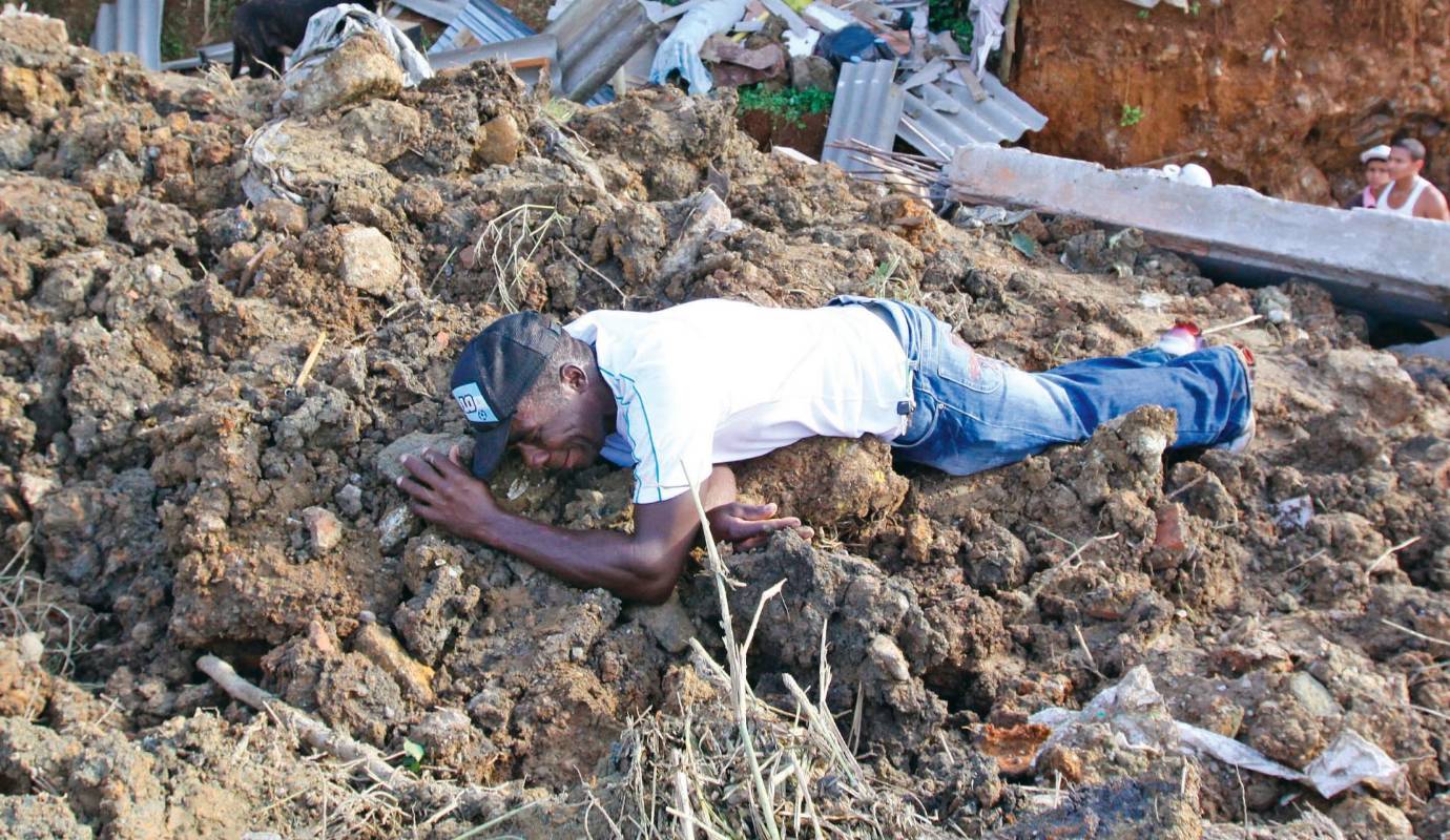 12. Dolor en La Gabriela: en lo que se llamó una tragedia anunciada, más de 80 personas murieron en un deslizamiento de tierra que cayó sobre Calle Viaje, en el barrio La Gabriela de Bello. Ocurrió el 5 de diciembre. / FOTO: JULIO CÉSAR HERRERA.