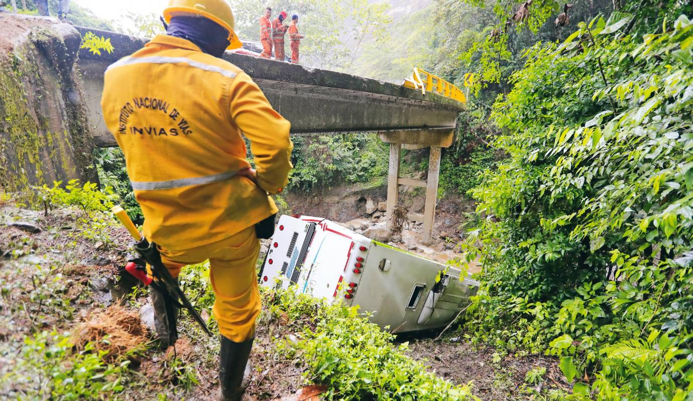 81. Tragedia en la carretera: un bus que había salido de Bogotá con destino a Moñitos (Córdoba) se accidentó cuando iba por el municipio de San Luis. Cayó a un abismo. Hubo 7 muertos y 29 heridos. / FOTO: JAIME PÉREZ.