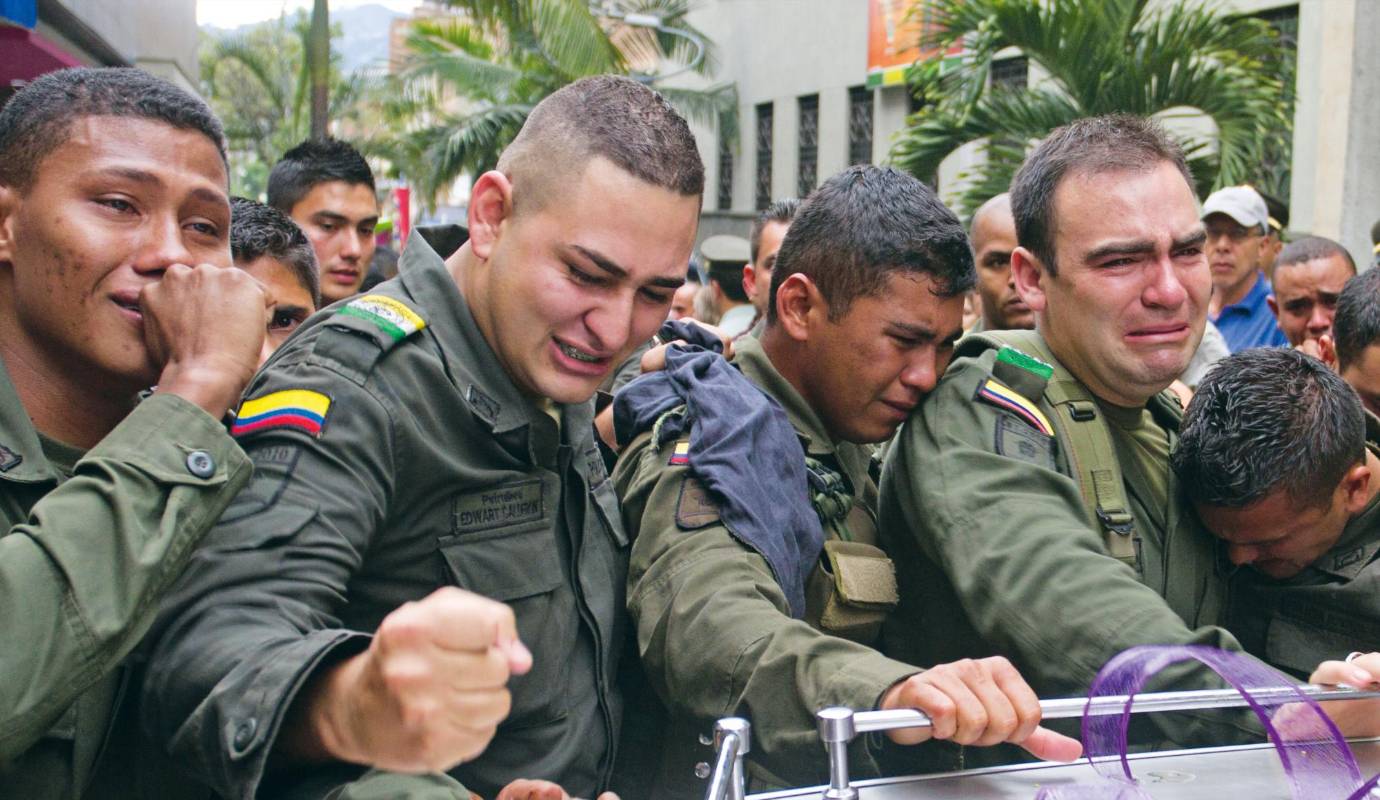 21. Dolor por los compañeros asesinados: con honores despidieron sus compañeros a los 2 patrulleros asesinados en la comuna 13. Hubo 3 capturas. Ocurrió el 22 de octubre. / FOTO: ESTEBAN VANEGAS.