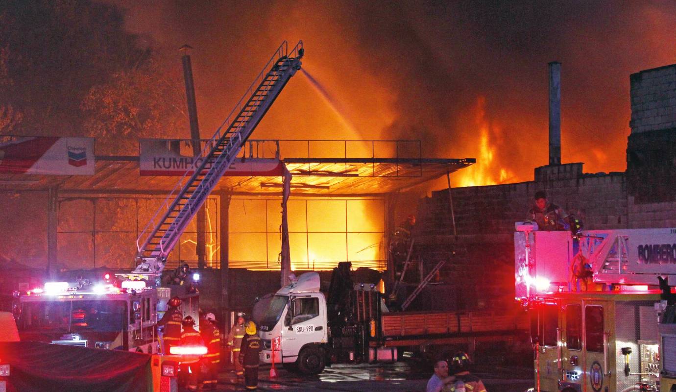 44. Infierno en Itagüí: Una mezcla de químicos sería la causa de la explosión que se registró el 30 de junio en esta fábrica de pinturas de Itagüí, la cual se consumió en su totalidad. / FOTO: RÓBINSON SÁENZ.