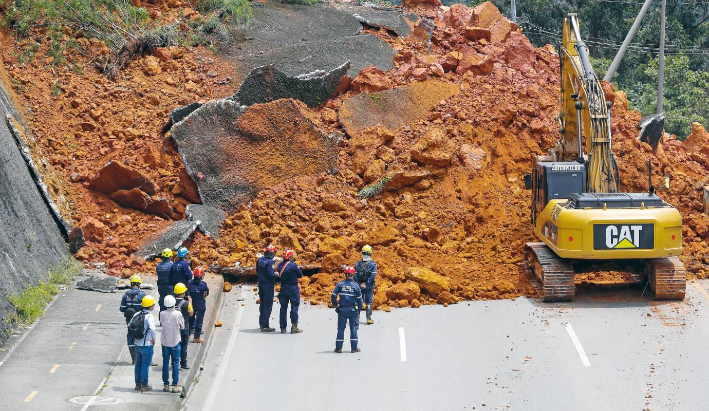 82. Derrumbe generó caos: la montaña cedió a la altura de Copacabana y 10.000 metros cúbicos de tierra cayeron sobre la vía. La movilidad fue caótica hacia esa zona del Aburrá. / FOTO: JAIME PÉREZ.