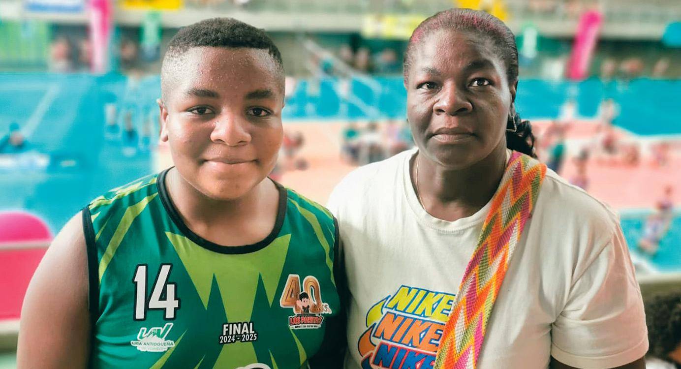 Sandra Mina (der.) lo acompañó por primera vez al Festival, está muy orgullosa de su hijo. /FOTO: JUANCHO SERRANO