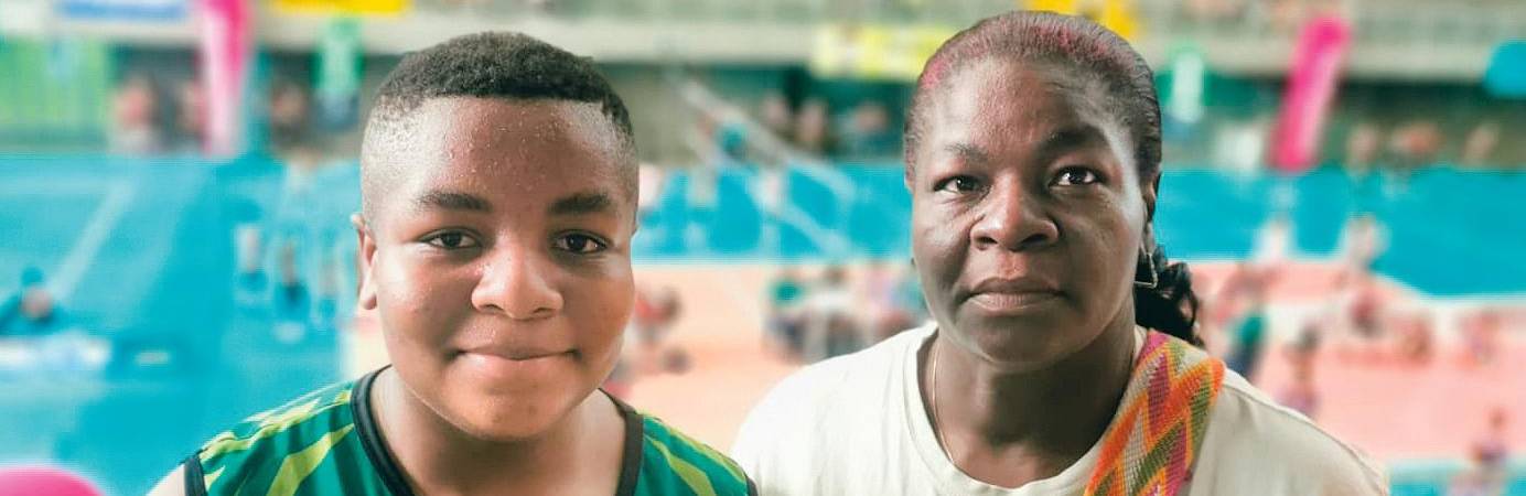 Sandra Mina (der.) lo acompañó por primera vez al Festival, está muy orgullosa de su hijo. /FOTO: JUANCHO SERRANO