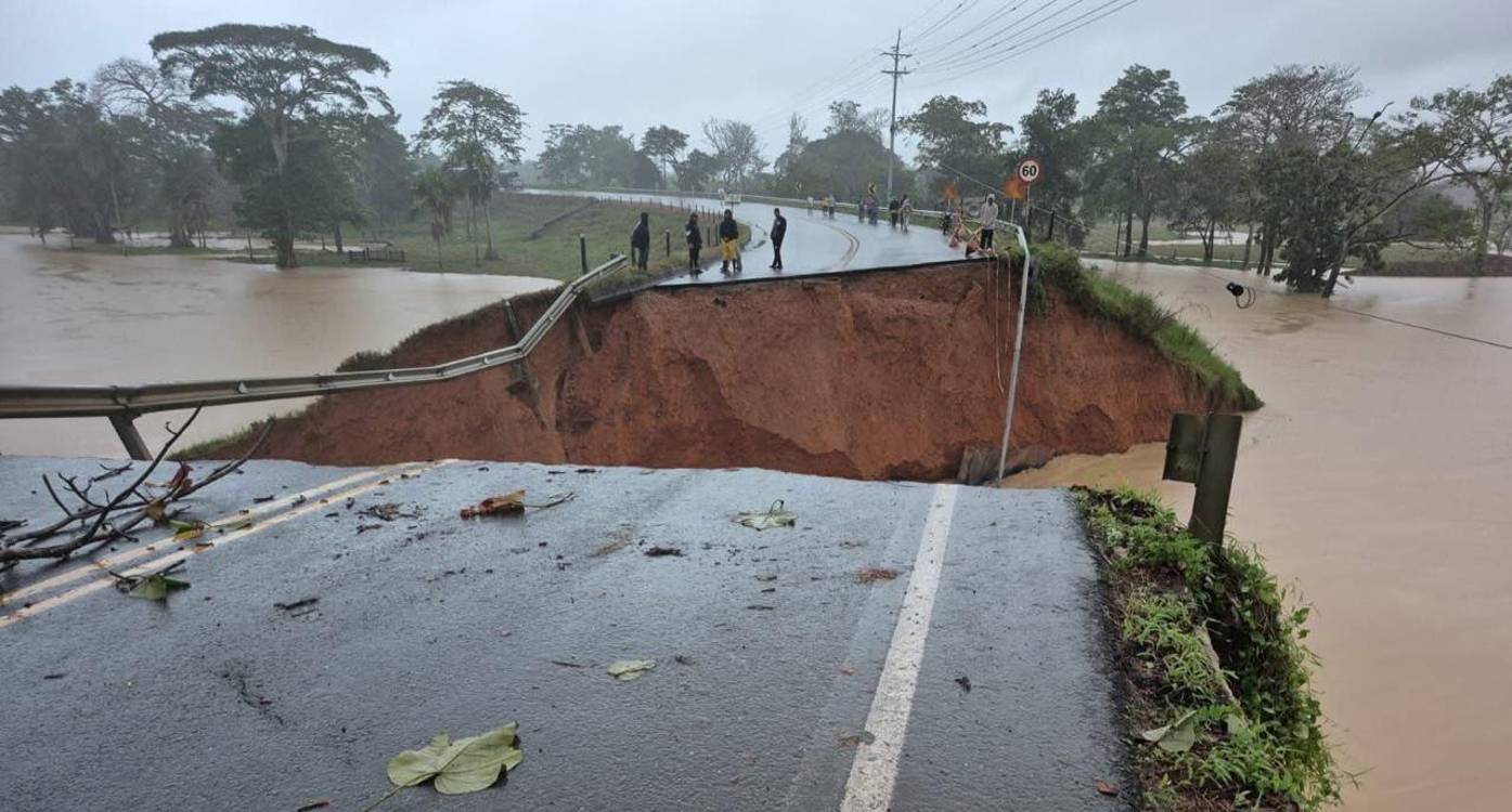 <span class=mln_uppercase_mln>Así</span><b><span class=mln_uppercase_mln> quedó el puente del río Mulatos, entre los municipios de Arboletes y Necoclí. FOTO: CORTESÍA DENUNCIAS ANTIOQUIA</span></b>