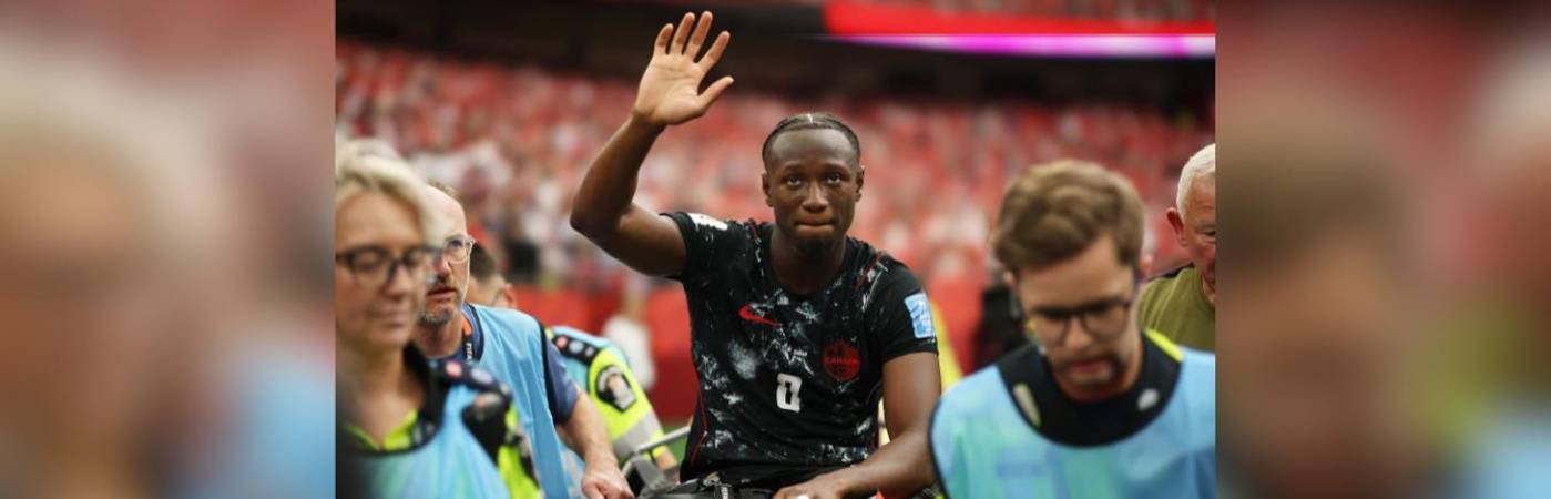 El jugador canadiense Ismael Koné siendo retirado en camilla. FOTO: GETTY IMAGES