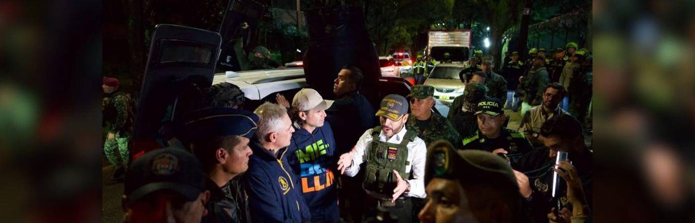 El presidente Abelardo de la Espriella, Andrés Julián Rendón, gobernador de Antioquia, y Federico Gutiérrez, alcalde de Medellín, estuvieron esta madrugada en el megaoperativo. FOTO: GOBERNACIÓN DE ANTIOQUIA