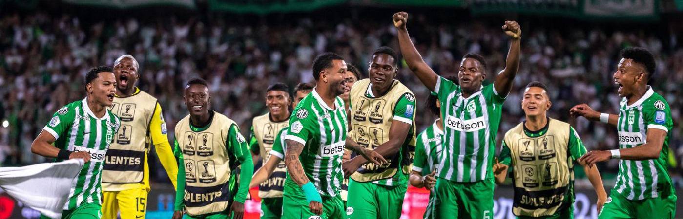 Con la euforia que significa ser finalistas celebraron los jugadores verdolagas el paso a disputar un título más. FOTOS: JUAN ANTONIO SÁNCHEZ