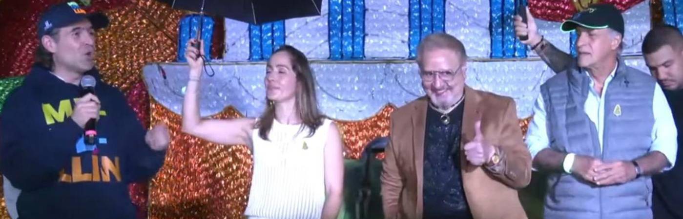 Apenas el alcalde Federico Gutiérrez fue informado de la presencia del actor Carlos Villagrán, lo invitó a subir a tarima, desde donde saludó a todos los asistentes al encendido de las luces de Navidad. FOTO: CAPTURA VIDEO 