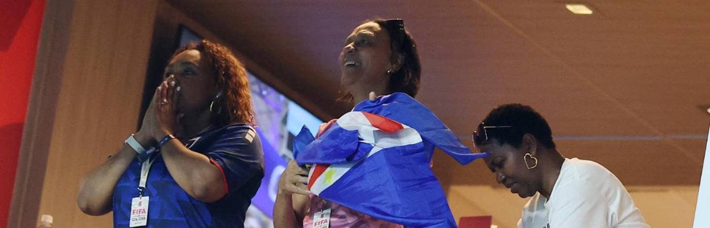 Ana Cándida Évora (centro), madre del portero de Cabo Verde, sigue el partido desde las tribunas apoyando a su hijo. FOTO: GETTY IMAGES