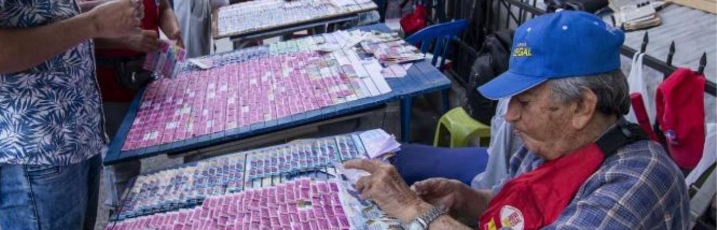 Venta de loterías en el centro de Medellín. FOTO: ARCHIVO – EDWIN BUSTAMANTE