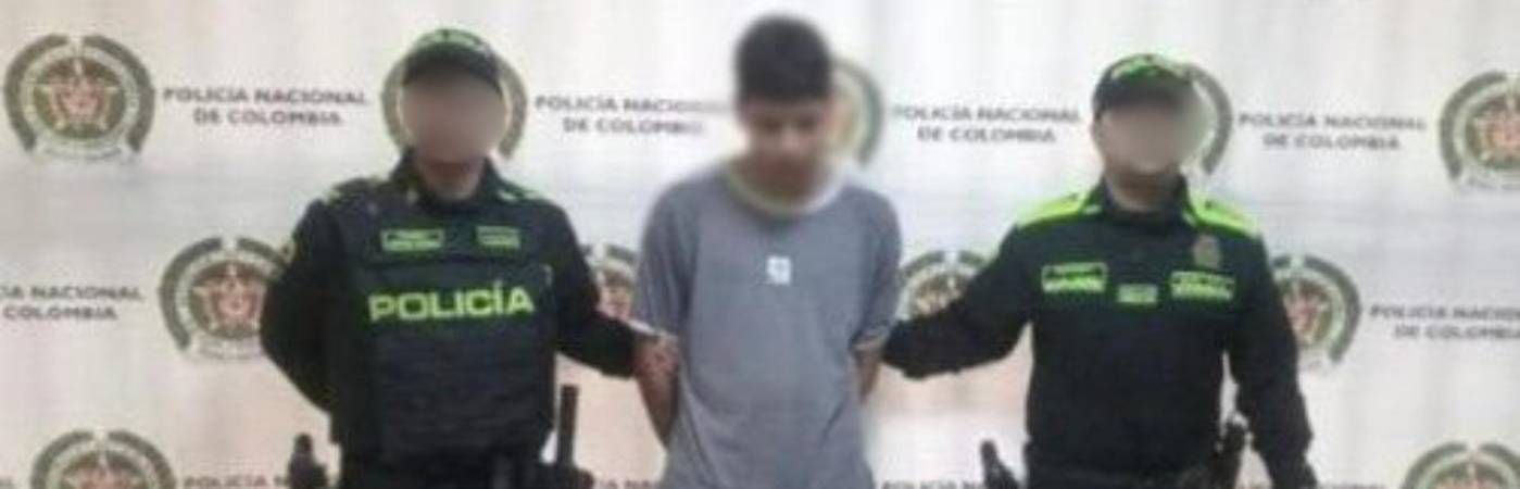 El señalado agresor tras ser capturado por la Policía. FOTO: POLICÍA METROPOLITANA VALLE DE ABURRÁ 