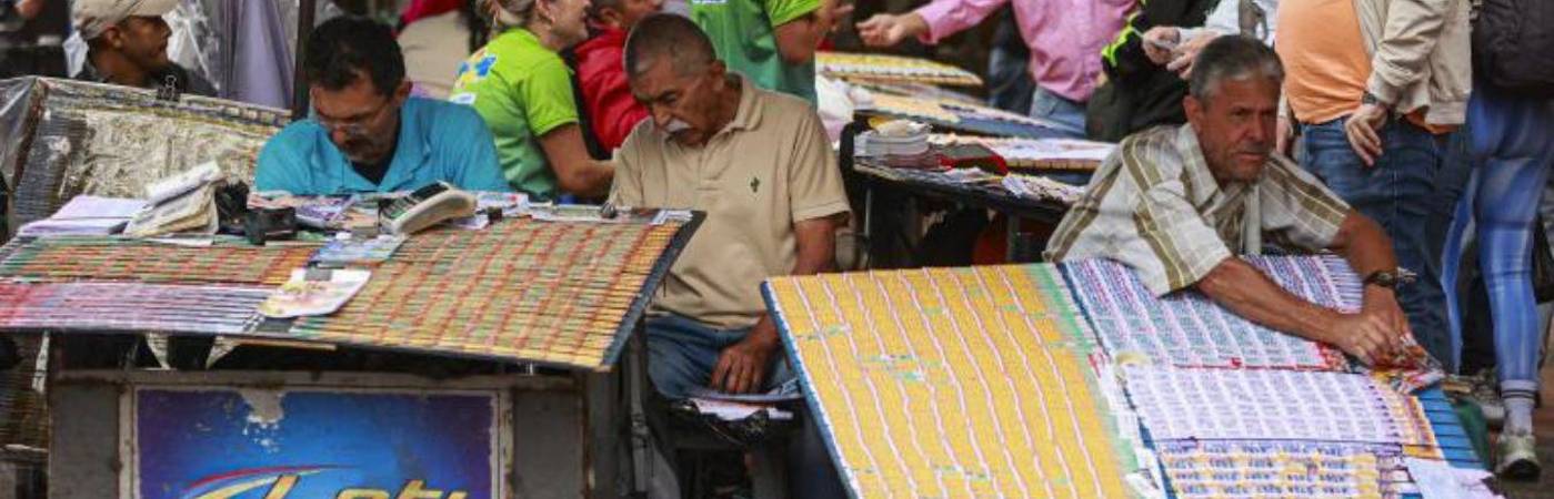 Venta de loterías y chances en el centro de Medellín. / FOTO: ARCHIVO – MANUEL SALDARRIAGA