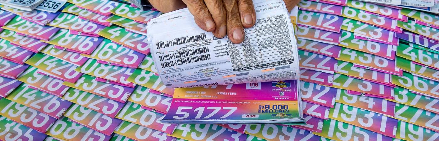 Vendedor de lotería en el centro de Medellín. /FOTO: JUAN ANTONIO SÁNCHEZ