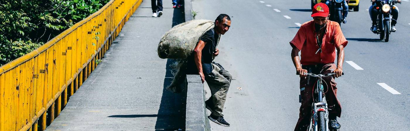 El puente de Barranquilla, al norte de Medellín, ya es conocido por este tipo de ataques, principalmente a motociclistas. /FOTO: JAIME PÉREZ