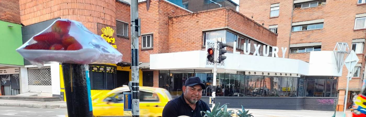 Alexánder Alvis ofrece sus coloridas frutas debajo del intercambio vial de la 80. Asegura que es un punto estratégico para su venta. /FOTO: DANIEL GONZALEZ JARAMILLO