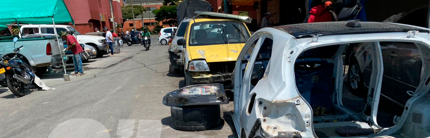 Este es el sector donde realizan pintura automotriz y así es como dejan los vehículos mientras se hace todo el proceso.