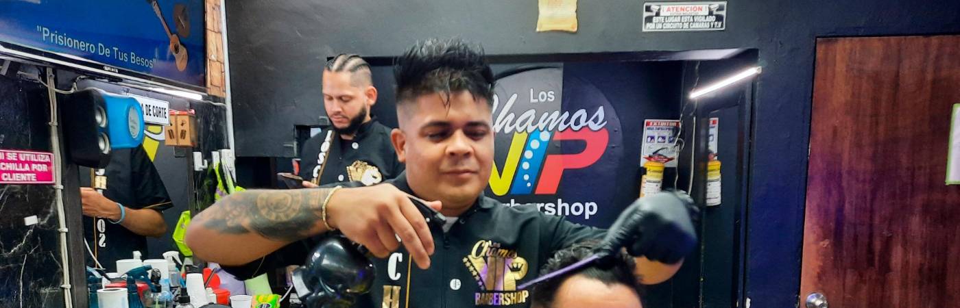 Venezuela siempre está presente en el corazón de estos barberos y en la decoración de su negocio. / FOTOS: DANIEL GONZÁLEZ Y JEANN CARLOS RODRÍGUEZ