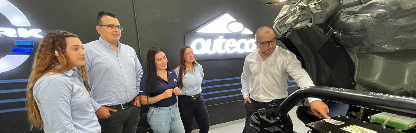 Aquí lo vemos compartiendo su conocimiento con algunos compañeros de la empresa. FOTO: JAIDER ESCOBAR