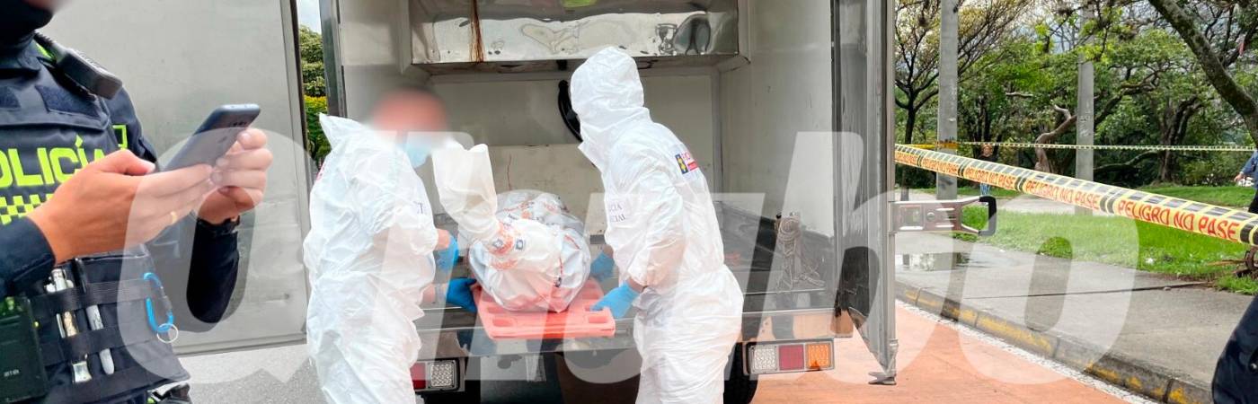 Agentes del Cuerpo Técnico de Investigación (CTI) de la Fiscalía realizaron la inspección del cadáver. /FOTO: ANDRÉS FELIPE OSORIO GARCÍA