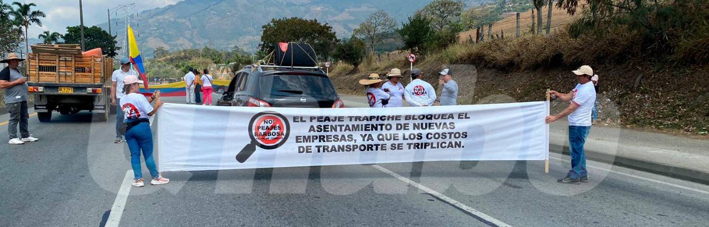 Según los manifestantes, los peajes triplican los costos en el transporte. /FOTO: SINDY VALLE