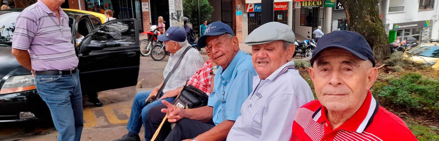 Jairo Javier Restrepo (de rojo) comparte con sus amigos en el parque de La Estrella. / FOTO: DANIEL GONZÁLEZ.